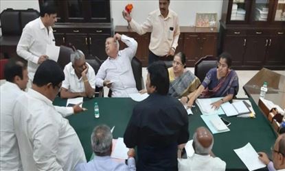 गंभीर संकट में घिरी एचडी कुमारस्‍वामी सरकार, कांग्रेस-जेडीएस के 11 विधायक इस्‍तीफा देने पहुंचे